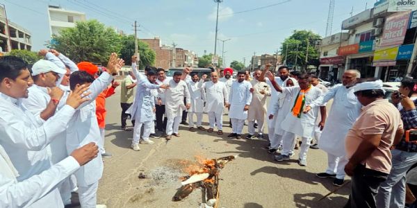 फतेहाबाद : पोस्टर छीनने के विरोध में भाजपा ने कांग्रेस विधायक का पुतला फूंका