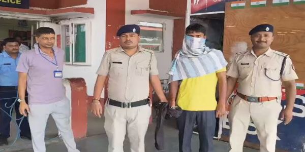 न्यू जलपाईगुड़ी स्टेशन से साढ़े आठ लाख रुपये के पुराने नोटों के साथ एक गिरफ्तार