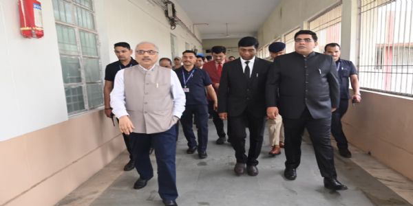कोरबा जिला न्यायालय पहुंचे मुख्य न्यायमूर्ति रमेश सिन्हा, न्यायालयीन व्यवस्थाओं और निर्माण कार्यों का लिया जायजा