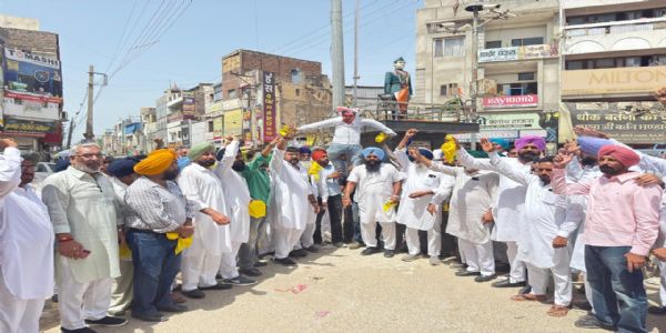 सिरसा: सिख समुदाय ने फूंका सांसद दीपेंद्र हुड्डा का पुतला