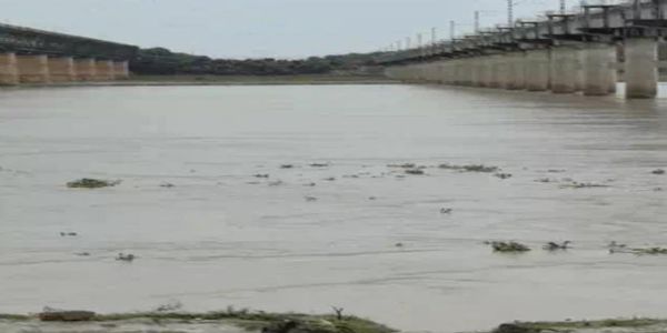प्रयागराज में गंगा-यमुना का जलस्तर बढ़ा, सभी तटबंध सुरक्षित