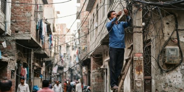 रसलपुर में बिजली चोरी के खिलाफ छापेमारी, नौ पर प्राथमिकी, 9.20 लाख की राजस्व क्षति