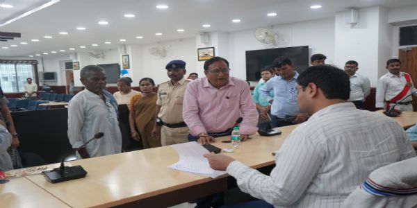 जनता दरबार में डीएम ने सुनी 27 फरियादियों की फरियाद