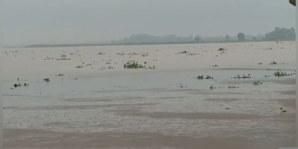 कानपुर में गंगा का जलस्तर दो सेंटीमीटर घटा, चेतावनी स्तर से ऊपर पानी