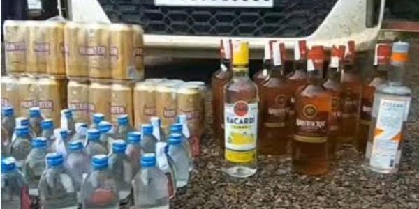 पुआल लदी जुगाड़ गाड़ी से भारी मात्रा में विदेशी शराब बरामद, चालक गिरफ्तार