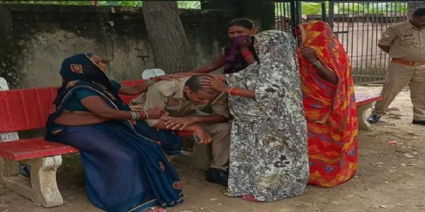 बस्ती में महिला सिपाही की मौत, परिजनों का एसपी आफ़िस के दो कर्मियों पर इलाज के लिए छुट्टी न देने का आरोप