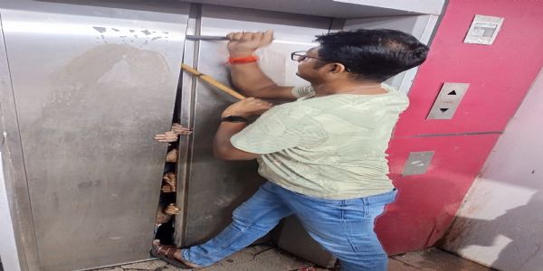 लिलुआ स्टेशन पर लिफ्ट में फंसे 9 यात्रियों को रेलवे पुलिस ने सुरक्षित बचाया