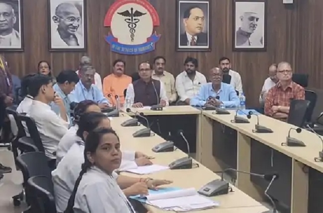विदिशा के मेडिकल कालेज में समीक्षा बैठक लेते हुए शिवराज सिंह विदिशा के मेडिकल कालेज में समीक्षा बैठक लेते हुए शिवराज सिंह
