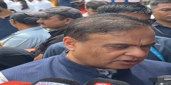 पत्रकारों से बातचीत करते हुए मुख्यमंत्री डॉ हिमंत बिस्व सरमा। पत्रकारों से बातचीत करते हुए मुख्यमंत्री डॉ हिमंत बिस्व सरमा।