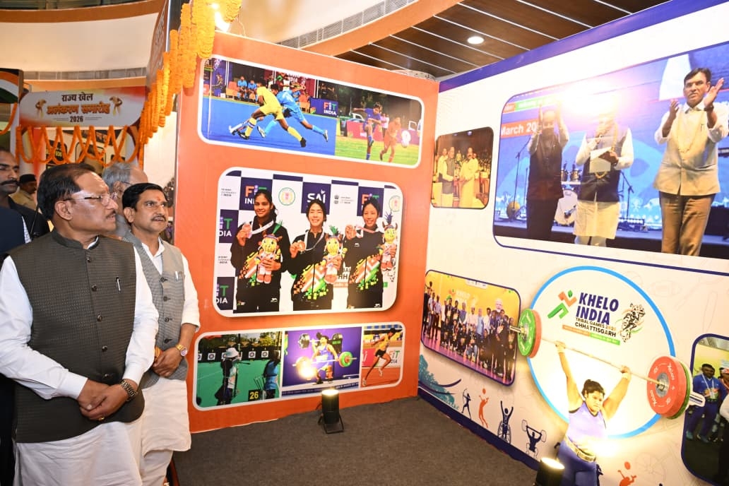 खेलों पर आधारित फोटो प्रदर्शनी का अवलोकन करते हुए मुख्यमंत्री विष्णु देव साय व अन्य अतिथिगण खेलों पर आधारित फोटो प्रदर्शनी का अवलोकन करते हुए मुख्यमंत्री विष्णु देव साय व अन्य अतिथिगण