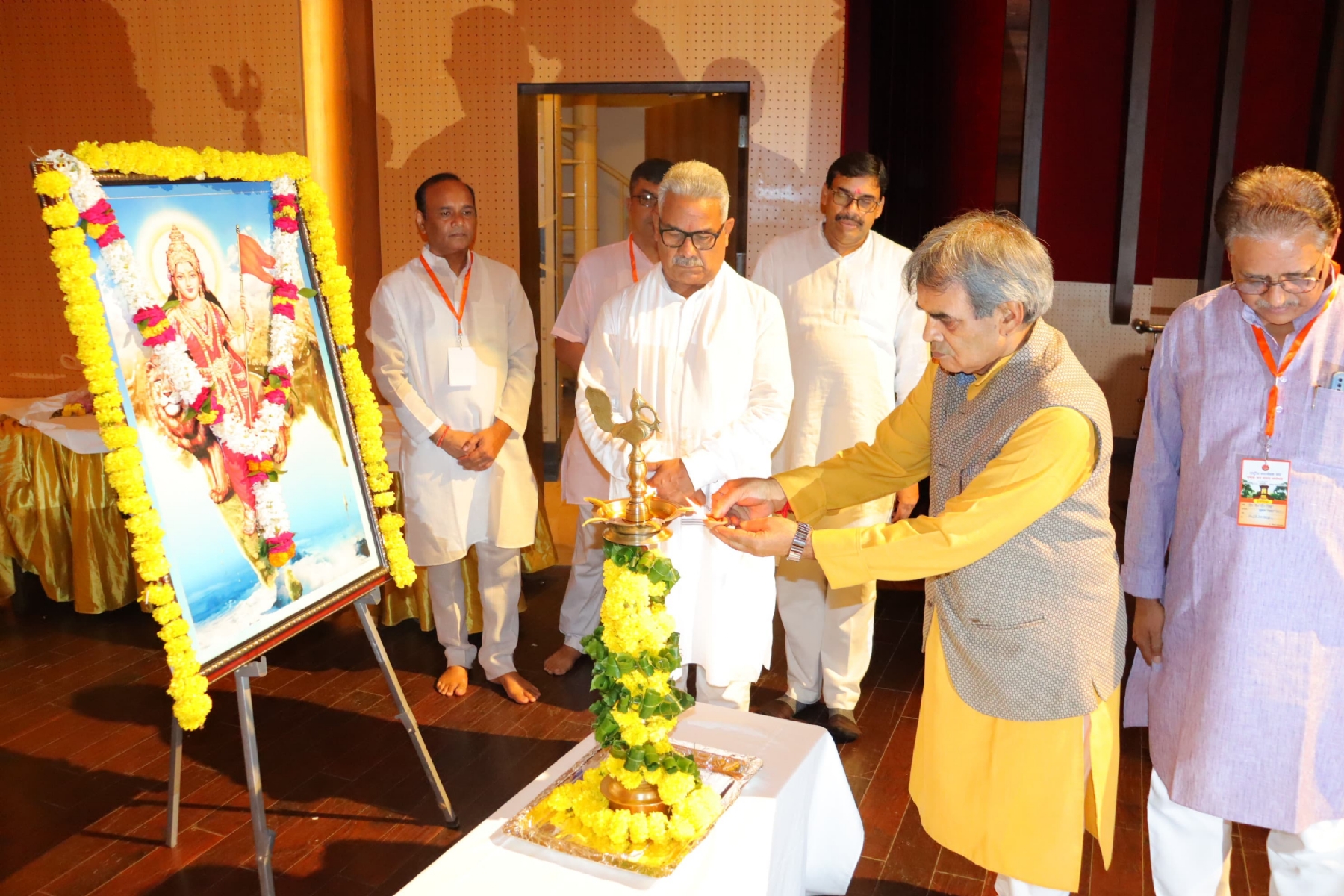 राष्ट्रीय स्वयंसेवक संघ के सह सरकार्यवाह डॉ. कृष्ण गोपाल दीप प्रज्ज्वलित करते हुए राष्ट्रीय स्वयंसेवक संघ के सह सरकार्यवाह डॉ. कृष्ण गोपाल दीप प्रज्ज्वलित करते हुए