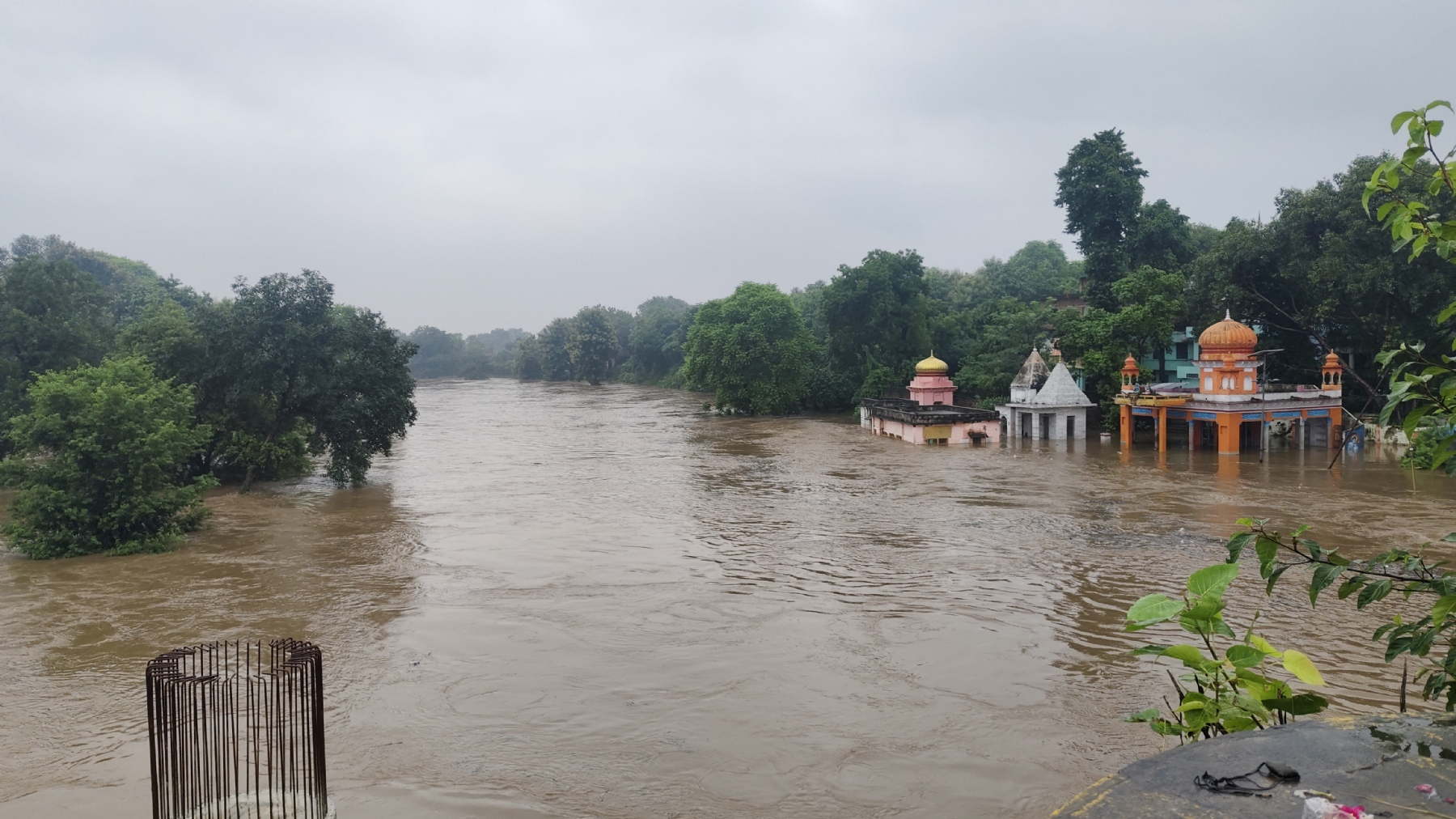 चित्रकूट की मंदाकिनी नदी में आई भीषण बाढ़ से हालात हो रहे बेकाबू चित्रकूट की मंदाकिनी नदी में आई भीषण बाढ़ से हालात हो रहे बेकाबू