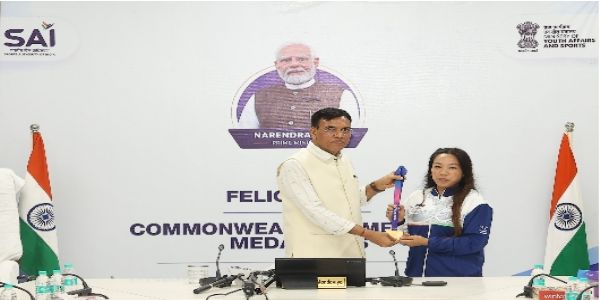 खेल मंत्री मनसुख मांडविया और मीराबाई चानू खेल मंत्री मनसुख मांडविया और मीराबाई चानू