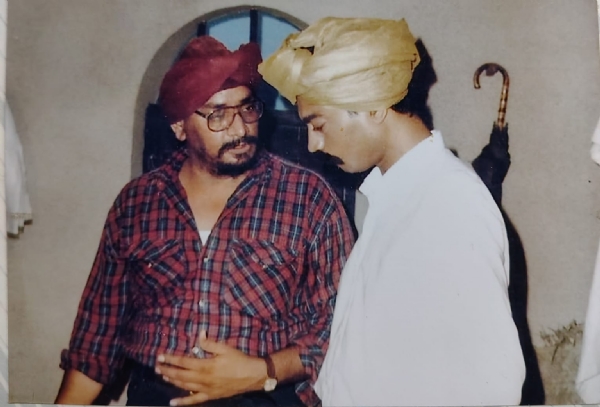 फिल्म निर्देशक गुलबहार सिंह और अभिनेता इरफान खान (प्रेमचंद:एक जीवन)