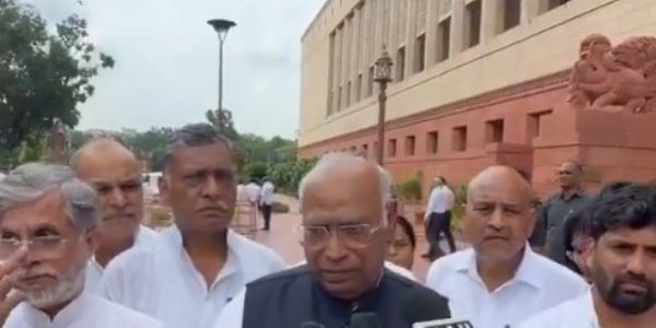 संसद भवन परिसर में पत्रकारों से बात करते कांग्रेस अध्यक्ष मल्लिकार्जुन खरगे।