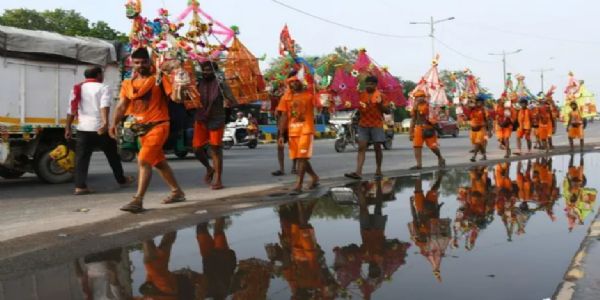 हरिद्वार से पवित्र कांवड़ में गंगाजल लेकर तीर्थयात्री लौटने लगे है। ऐसे ही कांवड़ तीर्थयात्रियों का समूह दिल्ली के अंतरराज्यीय बस अड्डे के पास से गुजरता हुआ। फोटो - इंटरनेट मीडिया हरिद्वार से पवित्र कांवड़ में गंगाजल लेकर तीर्थयात्री लौटने लगे है। ऐसे ही कांवड़ तीर्थयात्रियों का समूह दिल्ली के अंतरराज्यीय बस अड्डे के पास से गुजरता हुआ। फोटो - इंटरनेट मीडिया