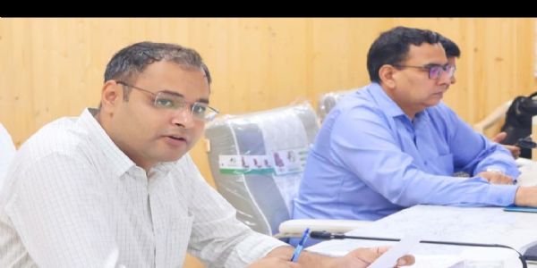 मुख्यमंत्री हेल्पलाइन पर लापरवाही बर्दाश्त नहीं होगी : जिलाधिकारी