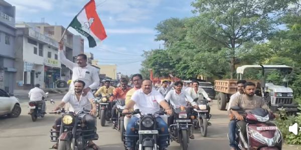सागरः दतिया उपचुनाव में कांग्रेस की जीत पर कार्यकर्ताओं ने निकाली भव्य विजय रैली