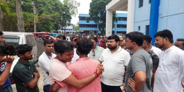 तारकेश्वर : सड़क दुर्घटना में युवक की मौत, दो घायल
