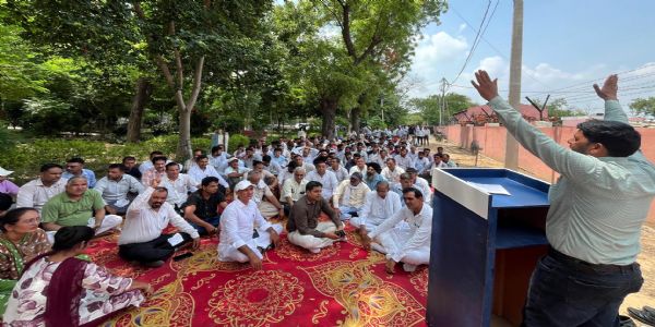 नए कृषि निगम व निजीकरण के खिलाफ बिजली कर्मचारियों ने फतेहाबाद में किया प्रदर्शन
