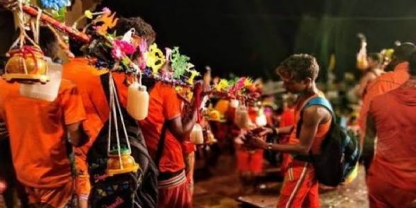 श्रद्धा के सम्मान में योगी सरकार कांवड़ियों पर करेगी हेलीकॉप्टर से पुष्पवर्षा