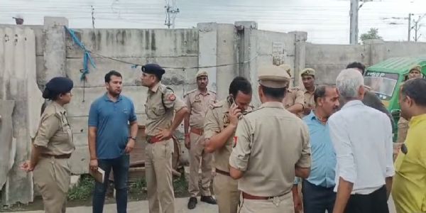 कानपुर में दिनदहाड़े घर में घुसे बदमाश, रिटायर्ड इंस्पेक्टर की बहू-पाेते को बंधक बनाकर की लाखों की लूट
