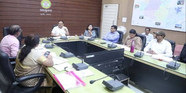 इंदौरः संभागायुक्त ने पहली बैठक में विभागीय व्यवस्थाओं को सुदृढ़ करने की हिदायत