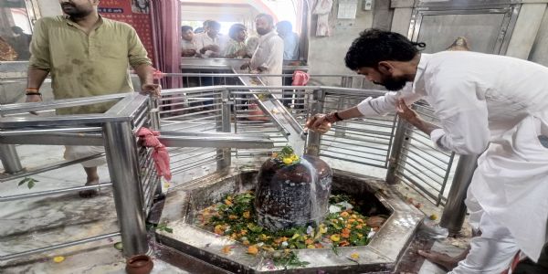 श्रावण के पहले सोमवार पर पुरा महादेव मंदिर में उमड़ा आस्था का सैलाब, लंबी कतारों में लगे श्रद्धालु