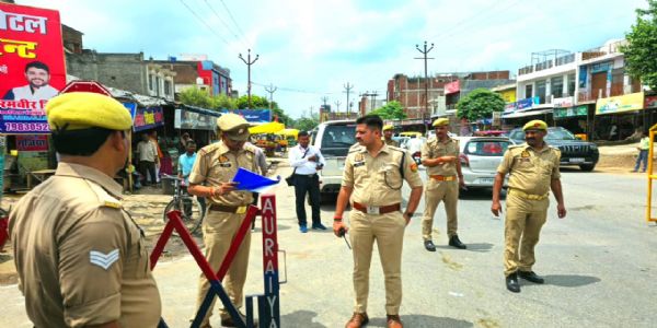 औरैया : श्रावण के पहले सोमवार पर देवकली मंदिर पहुंचे एसपी, सुरक्षा व्यवस्था का लिया जायजा