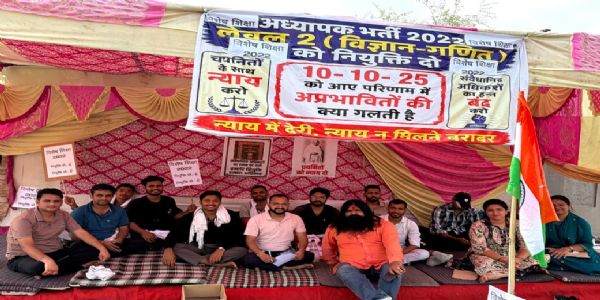 नियुक्ति आदेश को तरस रहे चयनित अभ्यार्थी, शिक्षा निदेशालय के सामने एक सप्ताह से धरना