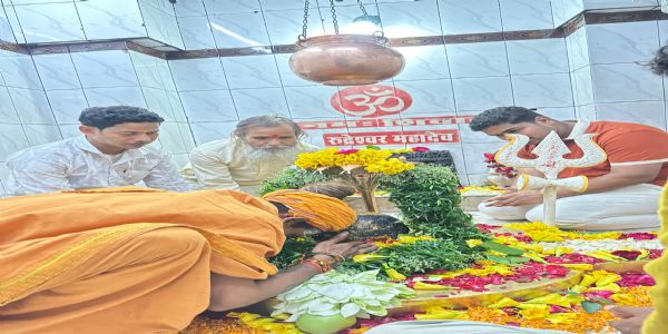सावन माह के पहले सोमवार पर शिवभक्तों ने किया जलाभिषेक