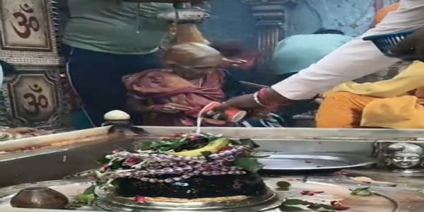 बारिश के बीच शिवभक्ति में डूबा मीरजापुर, सावन के पहले सोमवार को शिवालयों में उमड़ी आस्था