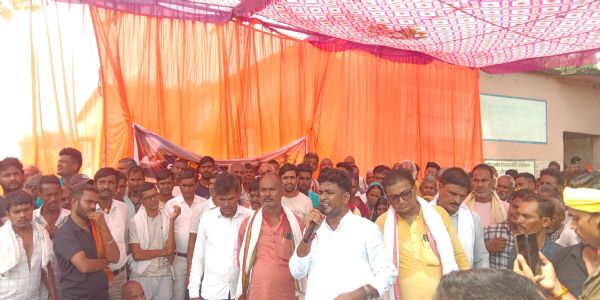 बिजली संकट काे लेकर लाेगाें ने किया विद्युत कार्यालय का घेराव