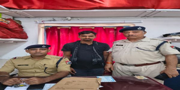 बक्सर में एफवोबी पर ट्रैक्टर चढ़ाने वाले चालक को रेलवे थाना ने पकड़ा