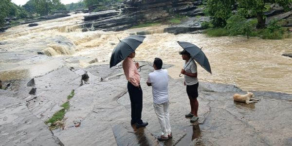 मीरजापुर के बिल्ढम फाल में लापता क्लर्क का दूसरे दिन भी नहीं मिला सुराग, तेज बहाव से राहत अभियान प्रभावित