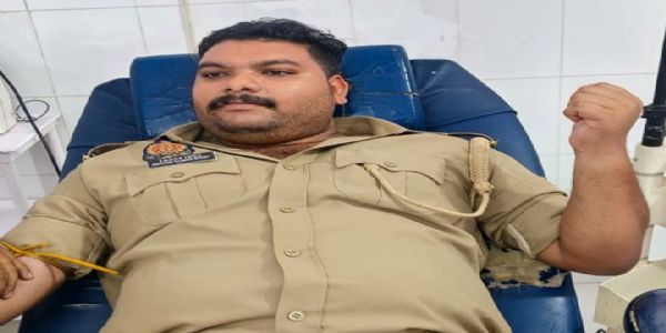 कांस्टेबल अभिनव ने रक्तदान कर बचाई महिला की जान