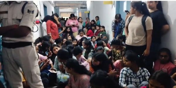 छपरा इंजीनियरिंग कॉलेज में छात्रों का धरना-प्रदर्शन