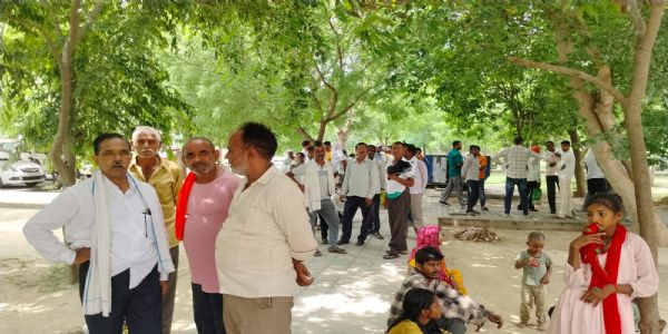 औरैया : नई चकबंदी पर रोक की मांग, किसानों ने जिलाधिकारी से की शिकायत
