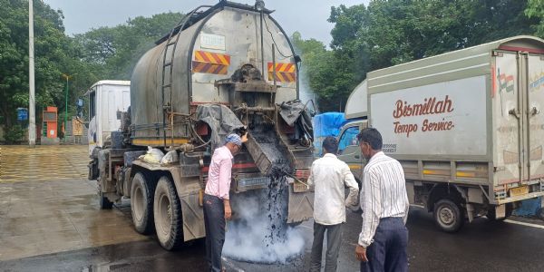 टीएमसी ने सड़क के गड्ढों हेतू मेस्टिक प्लास्टर लेप लगाया