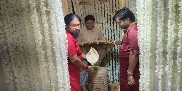 10 साल में एक बार खिलने वाला दुर्लभ शंख पुष्प का पुष्प सावन सोमवार पर महादेव को अर्पित