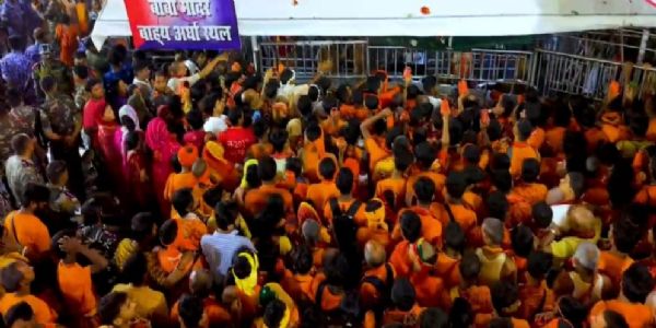 देवघर में बाबा बैद्यनाथ धाम में पहली सोमवारी पर 3.17 लाख श्रद्धालुओं ने किया जलार्पण