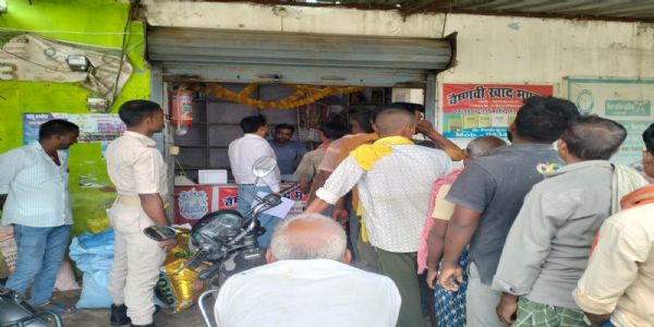 बक्सर के इटाढ़ी में खाद की कालाबाजारी पर प्रशासन का शिकंजा, छापेमारी में पांच विक्रेता जांच के घेरे में
