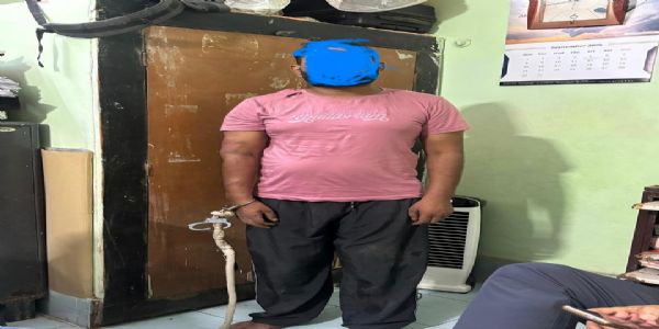 बुजुर्ग महिला से चेन छिनतई का आरोपित गिरफ्तार, चोरी की बाइक बरामद