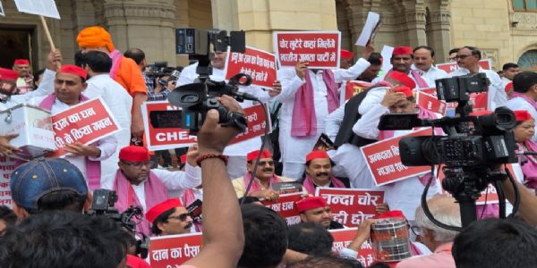 समाजवादी पार्टी के विधायकों ने विधान भवन में चौधरी चरण सिंह प्रतिमा के समक्ष दिया धरना