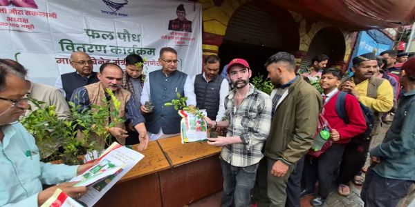 मसूरी में बांटे 1500 फलदार पौधे,गणेश जोशी बोले-खेती और बागवानी से रुकेगा पलायन