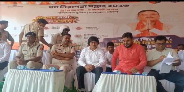 मेदिनीपुर में सड़क सुरक्षा सप्ताह शुरू, ट्रैफिक नियम तोड़ने वालों को जागरूक करने सड़क पर उतरा 