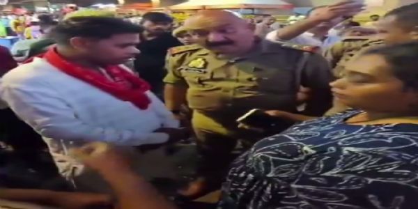 काशी विश्वनाथ मंदिर में वीआईपी दर्शन के नाम पर ठग लिये चार हजार, पुलिस ने वापस दिलाई धनराशि