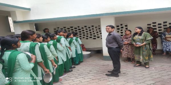 उपायुक्त ने पीएम श्री कस्तूरबा गांधी बालिका विद्यालय का किया निरीक्षण, छात्राओं से किया संवाद