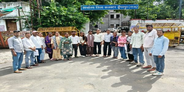 स्कूटी योजना में नकद राशि का विरोध, मेधावी छात्राओं ने स्कूटी देने की मांग उठाई