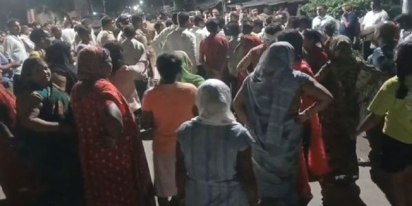 प्रेम विवाह की रंजिश में युवक की गला रेतकर हत्या, परिजनों का सड़क पर प्रदर्शन